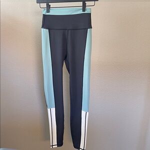 WILO Athletic Colorblock 7/8 Leggings. NWT Black & Aqua size S